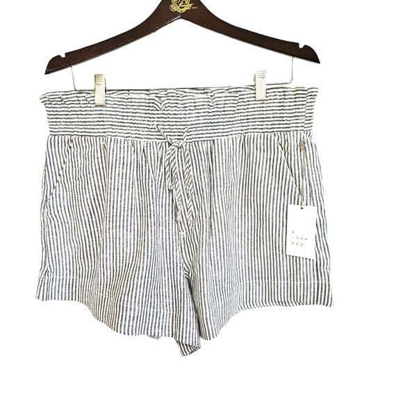 A New Day High-Rise Pull-On Shorts Womens Size L Gray White Stripes New - Picture 2 of 7